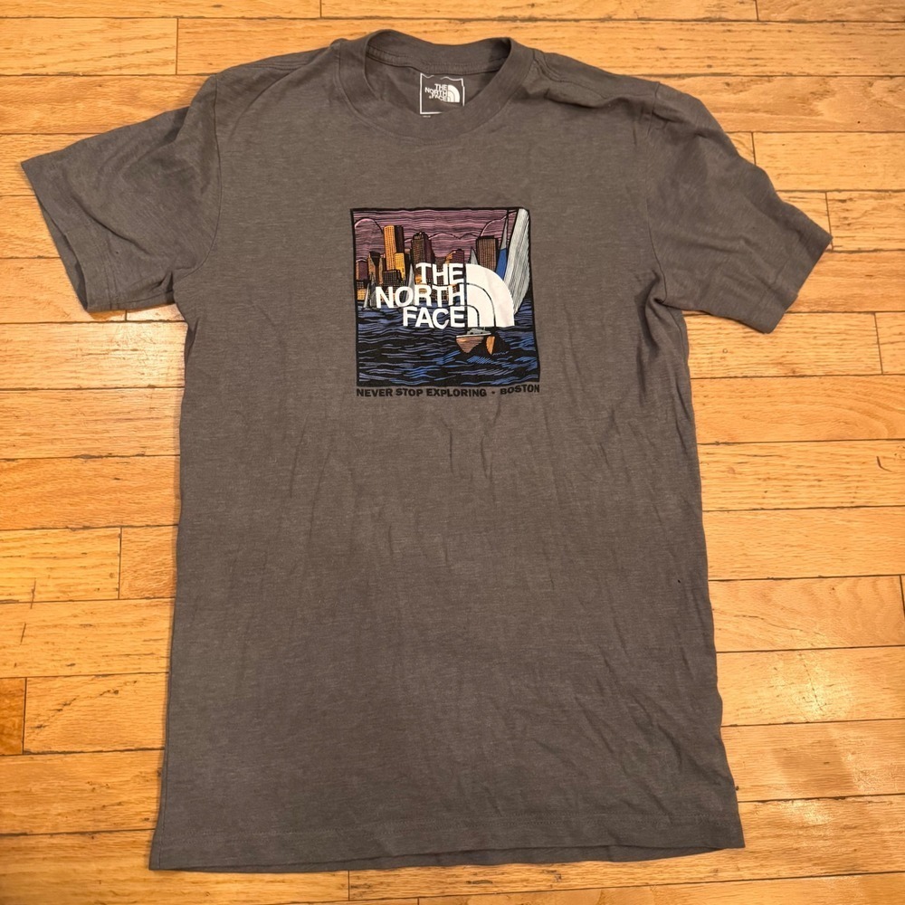 The North Face‎ Boston Graphic T-Shirt Mens XS Gray Short Sleeve Crew Neck Tee